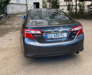 Toyota Camry 2013 disponibile per il noleggio a Tbilisi, con limite di chilometraggio di illimitato.