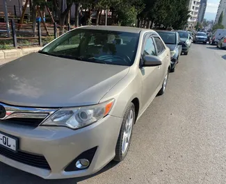 Vista frontale di un noleggio Toyota Camry a Tbilisi, Georgia ✓ Auto #8028. ✓ Cambio Automatico TM ✓ 0 recensioni.