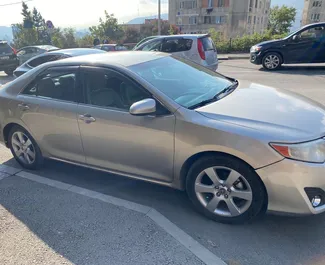 Noleggio auto Toyota Camry 2013 in Georgia, con carburante Benzina e 145 cavalli di potenza ➤ A partire da 100 GEL al giorno.