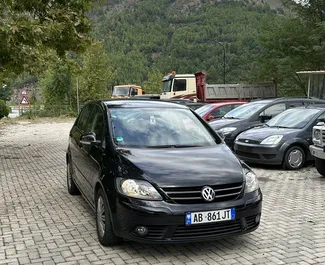 Vista frontale di un noleggio Volkswagen Golf Plus all'aeroporto di Tirana, Albania ✓ Auto #8025. ✓ Cambio Automatico TM ✓ 0 recensioni.