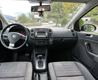 Interni di Volkswagen Golf Plus in affitto in Albania. Un'ottima auto da 5 posti con cambio Automatico.