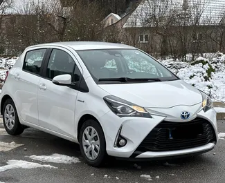 Vista frontale di un noleggio Toyota Yaris in Becici, Montenegro ✓ Auto #8135. ✓ Cambio Automatico TM ✓ 0 recensioni.