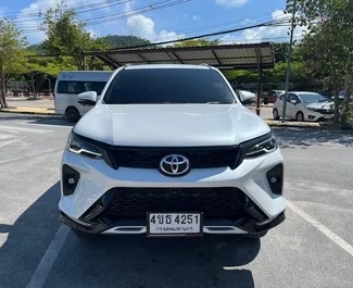 Vista frontale di un noleggio Toyota Fortuner all'aeroporto di Samui, Thailandia ✓ Auto #8104. ✓ Cambio Automatico TM ✓ 1 recensioni.