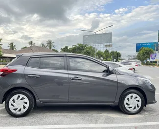 Vista frontale di un noleggio Toyota Yaris Ativ all'aeroporto di Samui, Thailandia ✓ Auto #8107. ✓ Cambio Automatico TM ✓ 0 recensioni.