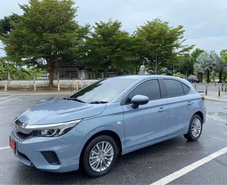 Vista frontale di un noleggio Honda City all'aeroporto di Samui, Thailandia ✓ Auto #8105. ✓ Cambio Automatico TM ✓ 0 recensioni.