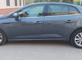 Noleggio Renault Megane Sedan. Auto Comfort per il noleggio in Turchia ✓ Cauzione di Deposito di 400 USD ✓ Opzioni assicurative RCT, CDW, SCDW.