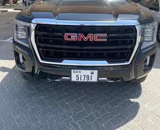 Noleggio auto GMC Yukon 2021 negli Emirati Arabi Uniti, con carburante Benzina e 460 cavalli di potenza ➤ A partire da 789 AED al giorno.