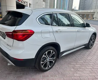 Vista frontale di un noleggio BMW X1 a Dubai, Emirati Arabi Uniti ✓ Auto #4943. ✓ Cambio Automatico TM ✓ 0 recensioni.