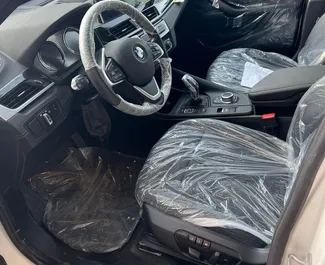 Noleggio auto BMW X1 2021 negli Emirati Arabi Uniti, con carburante Benzina e 228 cavalli di potenza ➤ A partire da 394 AED al giorno.