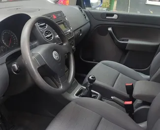 Interni di Volkswagen Golf Plus in affitto in Albania. Un'ottima auto da 5 posti con cambio Manuale.