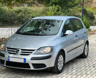 Vista frontale di un noleggio Volkswagen Golf Plus all'aeroporto di Tirana, Albania ✓ Auto #8055. ✓ Cambio Automatico TM ✓ 0 recensioni.