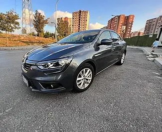 Vista frontale di un noleggio Renault Megane Sedan all'aeroporto di Antalya, Turchia ✓ Auto #8110. ✓ Cambio Automatico TM ✓ 0 recensioni.
