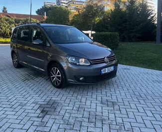 Vista frontale di un noleggio Volkswagen Touran a Tirana, Albania ✓ Auto #8036. ✓ Cambio Automatico TM ✓ 1 recensioni.