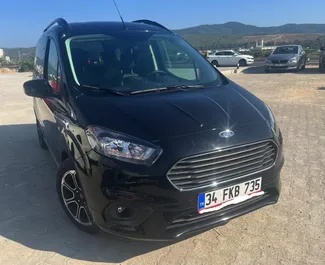 Vista frontale di un noleggio Ford Courier all'aeroporto di Bodrum, Turchia ✓ Auto #7885. ✓ Cambio Manuale TM ✓ 0 recensioni.