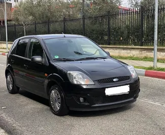 Vista frontale di un noleggio Ford Fiesta a Durazzo, Albania ✓ Auto #7969. ✓ Cambio Manuale TM ✓ 0 recensioni.