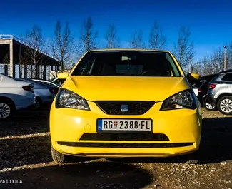 Vista frontale di un noleggio SEAT Mii all'aeroporto di Belgrado, Serbia ✓ Auto #8446. ✓ Cambio Manuale TM ✓ 0 recensioni.