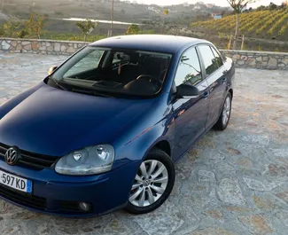 Vista frontale di un noleggio Volkswagen Jetta a Durazzo, Albania ✓ Auto #8210. ✓ Cambio Automatico TM ✓ 0 recensioni.