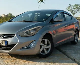 Vista frontale di un noleggio Hyundai Elantra a Durazzo, Albania ✓ Auto #8215. ✓ Cambio Automatico TM ✓ 0 recensioni.