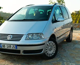 Vista frontale di un noleggio Volkswagen Sharan a Durazzo, Albania ✓ Auto #8206. ✓ Cambio Automatico TM ✓ 0 recensioni.