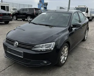 Vista frontale di un noleggio Volkswagen Jetta a Durazzo, Albania ✓ Auto #7896. ✓ Cambio Automatico TM ✓ 0 recensioni.