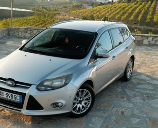 Vista frontale di un noleggio Ford Focus SW a Durazzo, Albania ✓ Auto #8208. ✓ Cambio Automatico TM ✓ 0 recensioni.