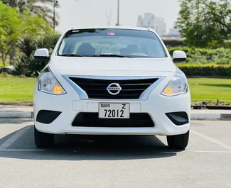 Vista frontale di un noleggio Nissan Sunny a Dubai, Emirati Arabi Uniti ✓ Auto #8301. ✓ Cambio Automatico TM ✓ 4 recensioni.