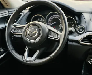 Interni di Mazda CX-9 in affitto negli Emirati Arabi Uniti. Un'ottima auto da 7 posti con cambio Automatico.