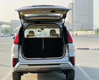 Vista frontale di un noleggio Mitsubishi Xpander a Dubai, Emirati Arabi Uniti ✓ Auto #8332. ✓ Cambio Automatico TM ✓ 0 recensioni.