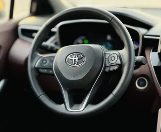 Noleggio Toyota Corolla Cross. Auto Economica, Comfort, Crossover per il noleggio negli Emirati Arabi Uniti ✓ Cauzione di Senza deposito ✓ Opzioni assicurative RCT, FDW, Giovane.