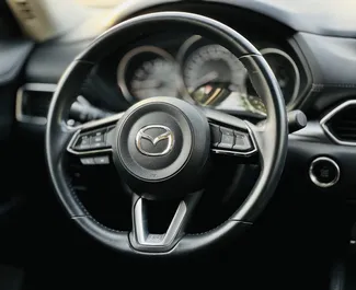 Mazda CX-5 2021 disponibile per il noleggio a Dubai, con limite di chilometraggio di 250 km/giorno.