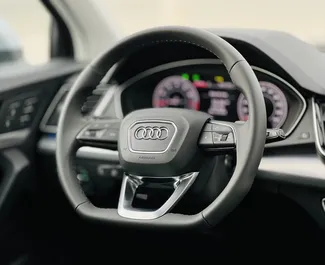 Interni di Audi Q5 in affitto negli Emirati Arabi Uniti. Un'ottima auto da 5 posti con cambio Automatico.