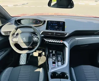 Peugeot 3008 2023 disponibile per il noleggio a Dubai, con limite di chilometraggio di 200 km/giorno.