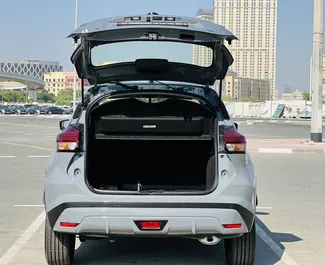 Vista frontale di un noleggio Nissan Kicks a Dubai, Emirati Arabi Uniti ✓ Auto #8311. ✓ Cambio Automatico TM ✓ 12 recensioni.