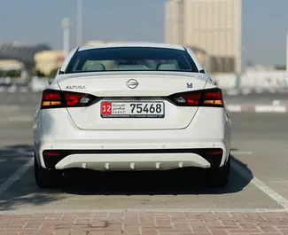 Noleggio auto Nissan Altima 2022 negli Emirati Arabi Uniti, con carburante Benzina e 188 cavalli di potenza ➤ A partire da 120 AED al giorno.