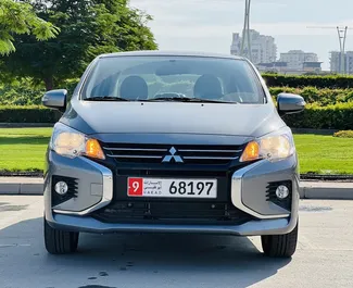 Vista frontale di un noleggio Mitsubishi Attrage a Dubai, Emirati Arabi Uniti ✓ Auto #8315. ✓ Cambio Automatico TM ✓ 8 recensioni.