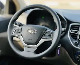 Hyundai Accent 2023 con sistema A trazione anteriore, disponibile a Dubai.