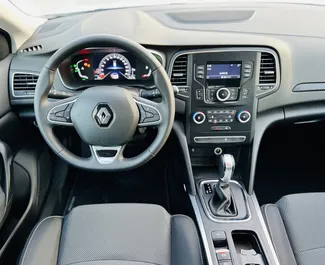 Noleggio Renault Megane Sedan. Auto Comfort per il noleggio negli Emirati Arabi Uniti ✓ Cauzione di Senza deposito ✓ Opzioni assicurative RCT, FDW, Giovane.