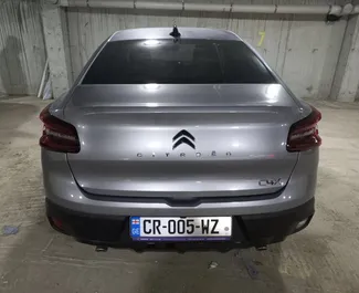 Citroen C4 X 2023 con sistema A trazione anteriore, disponibile all'aeroporto di Tbilisi.