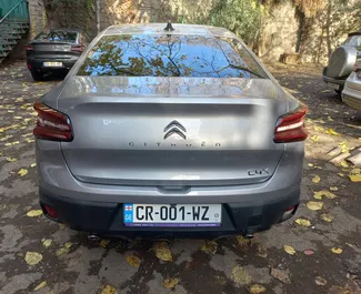 Citroen C4 X 2023 disponibile per il noleggio all'aeroporto di Tbilisi, con limite di chilometraggio di illimitato.