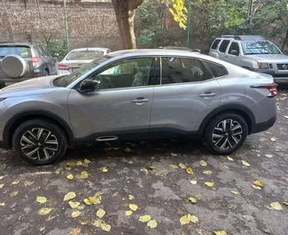 Citroen C4 X 2023 con sistema A trazione anteriore, disponibile all'aeroporto di Tbilisi.