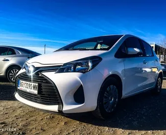 Vista frontale di un noleggio Toyota Yaris all'aeroporto di Belgrado, Serbia ✓ Auto #8447. ✓ Cambio Manuale TM ✓ 0 recensioni.