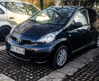 Vista frontale di un noleggio Toyota Aygo all'aeroporto di Belgrado, Serbia ✓ Auto #8367. ✓ Cambio Automatico TM ✓ 3 recensioni.