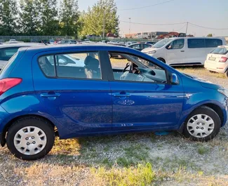 Vista frontale di un noleggio Hyundai i20 all'aeroporto di Belgrado, Serbia ✓ Auto #8364. ✓ Cambio Manuale TM ✓ 0 recensioni.