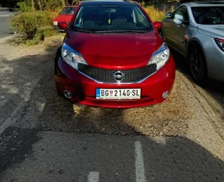 Vista frontale di un noleggio Nissan Note all'aeroporto di Belgrado, Serbia ✓ Auto #8371. ✓ Cambio Automatico TM ✓ 0 recensioni.