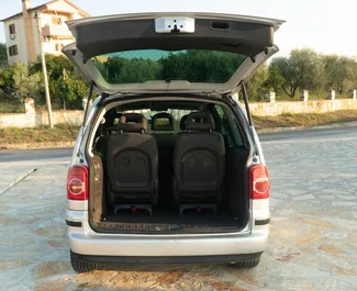 Noleggio Volkswagen Sharan. Auto Comfort, Monovolume per il noleggio in Albania ✓ Cauzione di Deposito di 100 EUR ✓ Opzioni assicurative RCT, Furto, All'estero, Giovane.