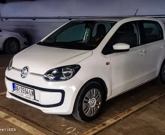 Vista frontale di un noleggio Volkswagen Up! all'aeroporto di Belgrado, Serbia ✓ Auto #8370. ✓ Cambio Manuale TM ✓ 0 recensioni.