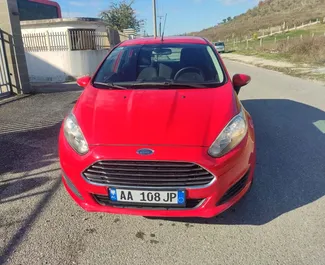 Vista frontale di un noleggio Ford Fiesta a Tirana, Albania ✓ Auto #8250. ✓ Cambio Manuale TM ✓ 0 recensioni.