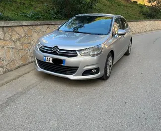 Vista frontale di un noleggio Citroen C4 a Durazzo, Albania ✓ Auto #8496. ✓ Cambio Manuale TM ✓ 3 recensioni.