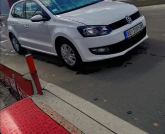 Vista frontale di un noleggio Volkswagen Polo all'aeroporto di Belgrado, Serbia ✓ Auto #8448. ✓ Cambio Manuale TM ✓ 0 recensioni.