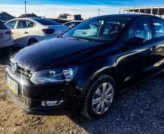 Vista frontale di un noleggio Volkswagen Polo all'aeroporto di Belgrado, Serbia ✓ Auto #8368. ✓ Cambio Automatico TM ✓ 2 recensioni.